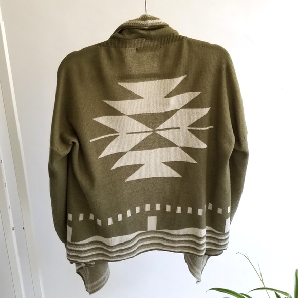 My Bajee Collection 🌿 Green and Off White Boho Aztec Flowy Cardigan Sweater Top - Picture 4 of 5